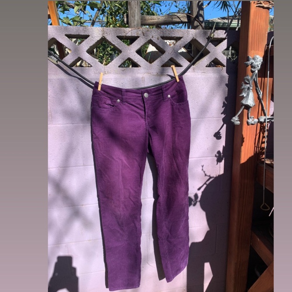 They are corduroy, my waist is a 28 and I have room to move, they fit mid rise.